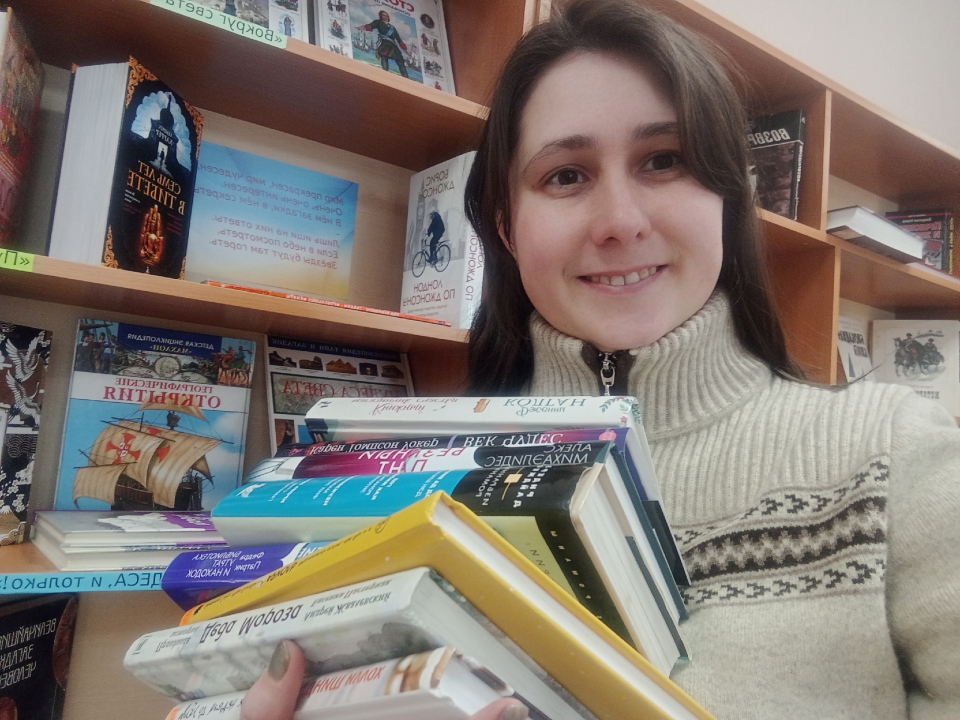 Библиотекарь Алевтина Лазоренко в сельской библиотеке Новоселья